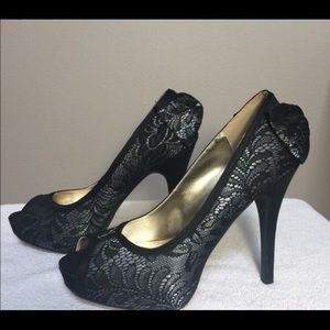 Black lace Steve Madden Pumps
